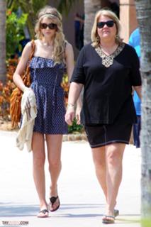 Taylor Swift feet photo thumbnail
