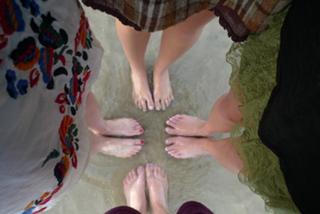 Taylor Swift feet photo thumbnail