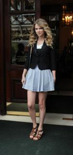 Taylor Swift feet photo thumbnail