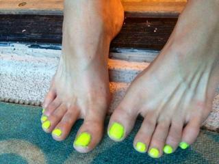 Emma Lovett feet photo thumbnail