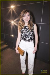 Jennette McCurdy feet photo thumbnail