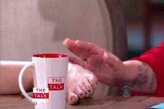 Elizabeth Banks feet photo thumbnail