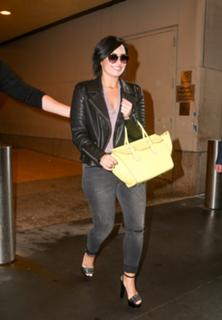 Demi Lovato feet photo thumbnail