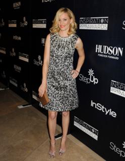 Elizabeth Banks feet photo thumbnail