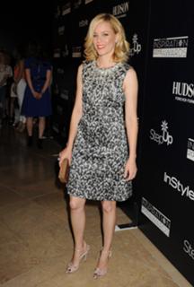 Elizabeth Banks feet photo thumbnail