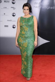 Nelly Furtado feet photo thumbnail