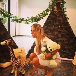 Adriane Galisteu feet photo thumbnail