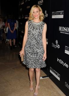 Elizabeth Banks feet photo thumbnail