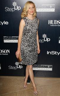 Elizabeth Banks feet photo thumbnail