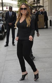 Mariah Carey feet photo thumbnail
