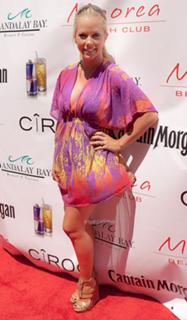 Kendra Wilkinson feet photo thumbnail