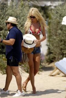 Victoria Silvstedt feet photo thumbnail