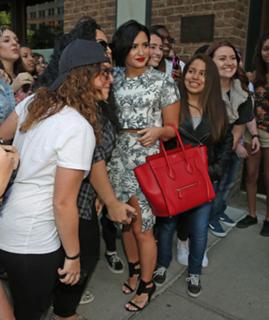 Demi Lovato feet photo thumbnail