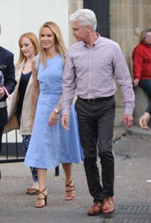 Amanda Holden feet photo thumbnail