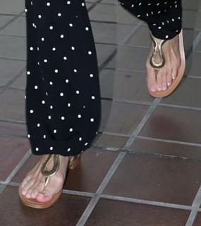 Miranda Kerr feet photo thumbnail