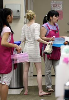 Emma Roberts feet photo thumbnail