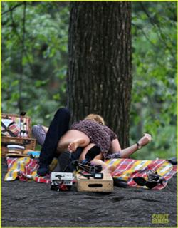 Amy Schumer feet photo thumbnail