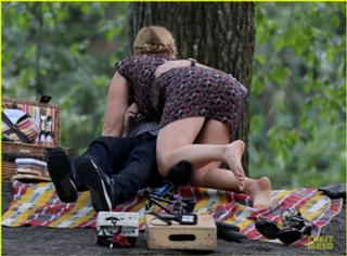 Amy Schumer feet photo thumbnail