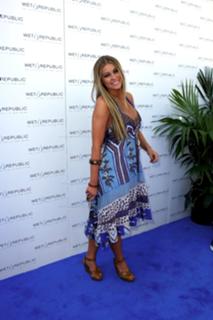 Carmen Electra feet photo thumbnail