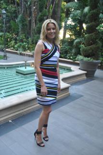 Elizabeth Banks feet photo thumbnail