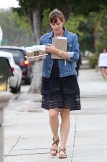 Jennifer Garner feet photo thumbnail