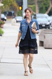 Jennifer Garner feet photo thumbnail