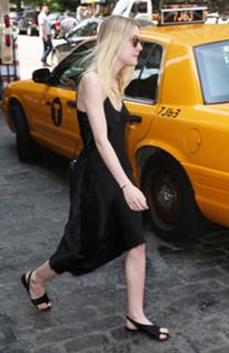 Dakota Fanning feet photo thumbnail