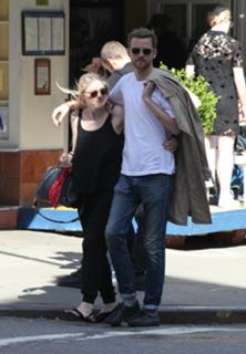 Dakota Fanning feet photo thumbnail