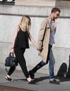 Dakota Fanning feet photo thumbnail