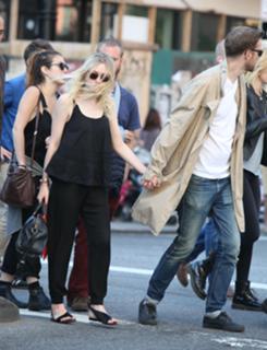 Dakota Fanning feet photo thumbnail