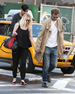 Dakota Fanning feet photo thumbnail
