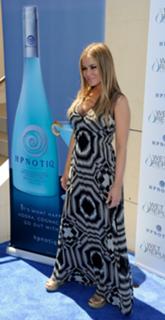 Carmen Electra feet photo thumbnail