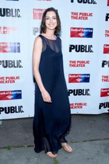 Anne Hathaway feet photo thumbnail