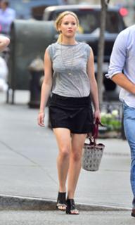 Jennifer Lawrence feet photo thumbnail