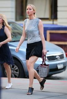Jennifer Lawrence feet photo thumbnail