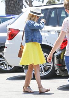 Reese Witherspoon feet photo thumbnail