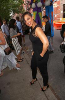 Alicia Keys feet photo thumbnail
