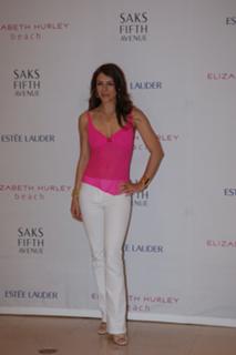 Elizabeth Hurley feet photo thumbnail