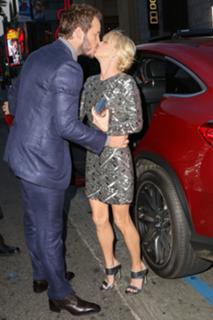 Anna Faris feet photo thumbnail