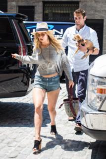 Jennifer Lawrence feet photo thumbnail