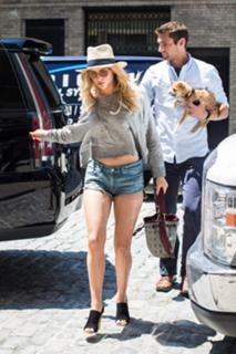 Jennifer Lawrence feet photo thumbnail