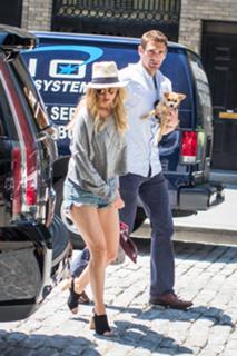 Jennifer Lawrence feet photo thumbnail