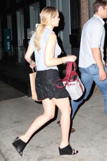 Jennifer Lawrence feet photo thumbnail