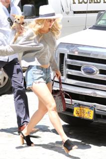 Jennifer Lawrence feet photo thumbnail