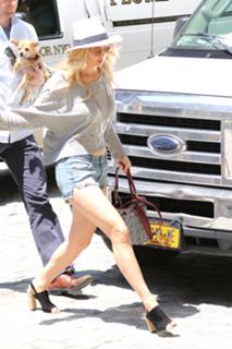 Jennifer Lawrence feet photo thumbnail