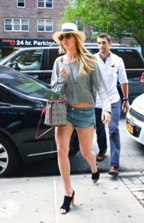 Jennifer Lawrence feet photo thumbnail