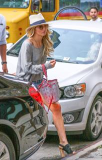 Jennifer Lawrence feet photo thumbnail