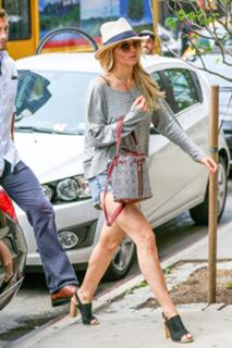 Jennifer Lawrence feet photo thumbnail