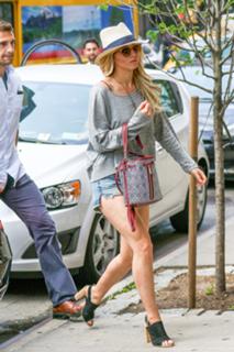 Jennifer Lawrence feet photo thumbnail