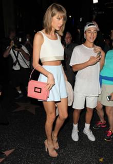 Taylor Swift feet photo thumbnail